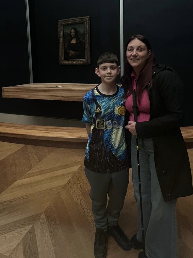 Nina and Dylan pose next the Mona Lisa